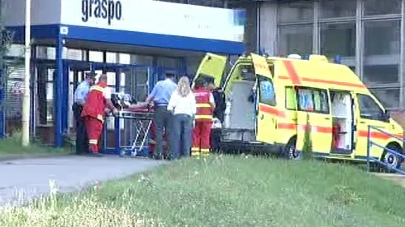 Sanitka před firmou GRASPO, kde bývalý zaměstnanec postřelil dva lidi a pak zbraň obrátil proti sobě.