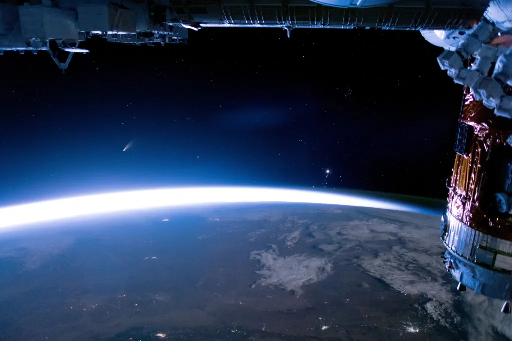 Vesmírná stanice ISS zaznamenala přelet komety Neowise nad Zemí. Kometa byla v létě pozorovatelná i z planety