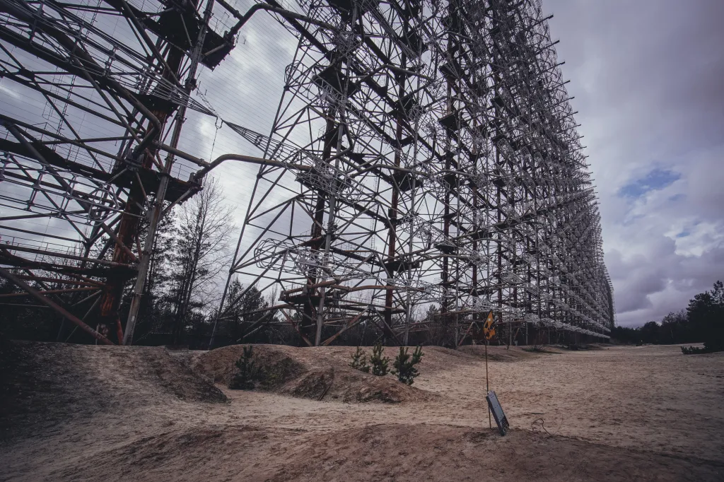 Samotný radar Duga, přezdívaný Datel, má na výšku úctyhodných 150 metrů, do délky měří zhruba třičtvrtě kilometru