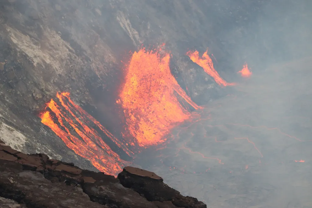 Vědci z  Havajské vulkanické observatoře (HVO) monitorují aktivitu sopky Kilauea v národním parku Hawaii na Havaji již několik let. Snímky ukazují aktivitu vulkánu v rozmezí 29. září až 3. října 2021