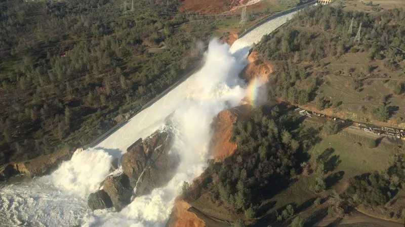 Přehrada na jezeře Oroville má poškozený nouzový přepad