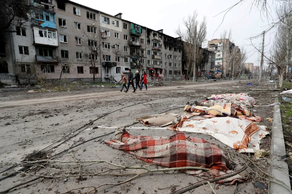 Podle ukrajinských úřadů při ostřelování města zahynulo přes 22 tisíc lidí, OSN potvrdila 1 348 mrtvých civilistů