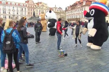 Praha nechce v centru obří pandy ani jiné maskoty. Vyhláška o buskingu je má zakázat
