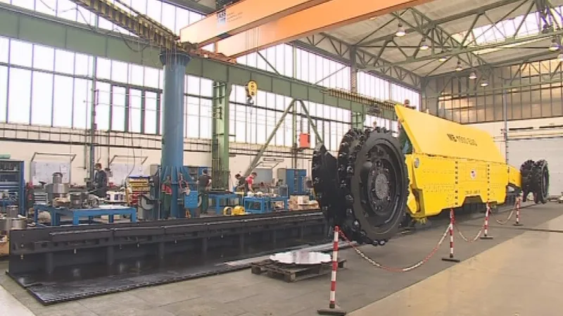 Obří důlní kombajn