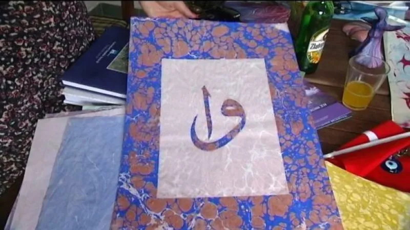 Studentka se naučila tureckou techniku malování na vodě