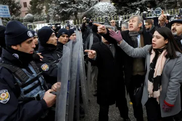 Žádný premiér, jen všemocný Erdogan. Stovky Turků hlasitě odmítly změnu ústavy