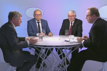 Chybí snaha vylepšit ekonomiku, upozorňuje Pilný. Odpovědnost politických reprezentací v čase klesá, míní Mertlík