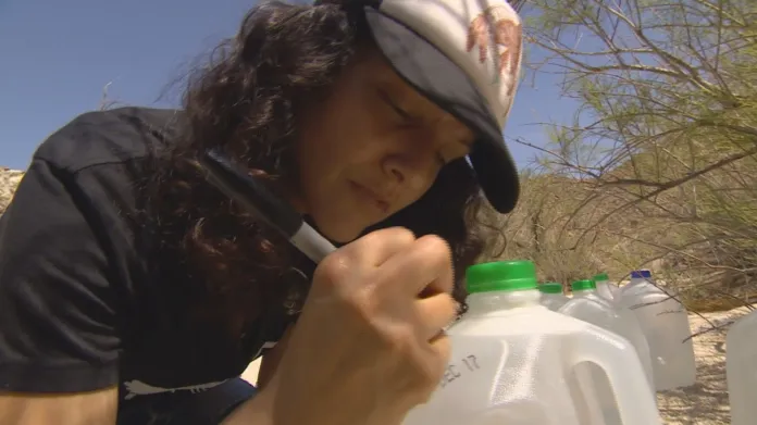 Dobrovolnice píše migrantům na galony s vodou vzkazy