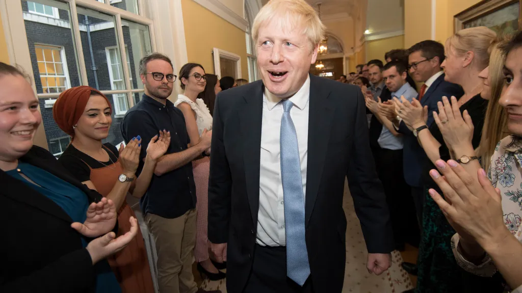 Nového premiéra Borise Johnsona vítají v Downing Street 10