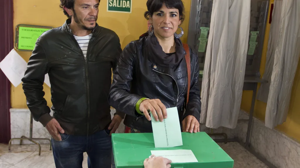 Lídryně kandidátky krajně levicové Podemos v Andalusii Teresa Rodriguez odevzdala svůj hlas