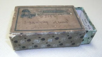 Krabička léků ze Slavkovské lékárny s portrétem Napoleona