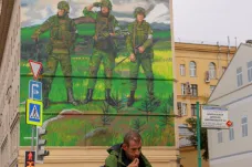 Mobilizované Rusy svážejí do vojenských středisek. Jejich ženy organizují sbírky čepic a cigaret