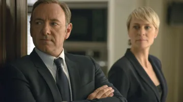 Dům z karet se snaží postavit politik Frank Underwood v Bílém domě. Seriál ze zákulisí nejvyšších pater americké politiky je jedním z nejvýraznějších televizních počinů posledních let. Na kontě má mimo jiné dva Zlaté glóby pro hlavní představitele ambiciózního manželského páru Kevina Spaceyho a Robin Wrightovou.