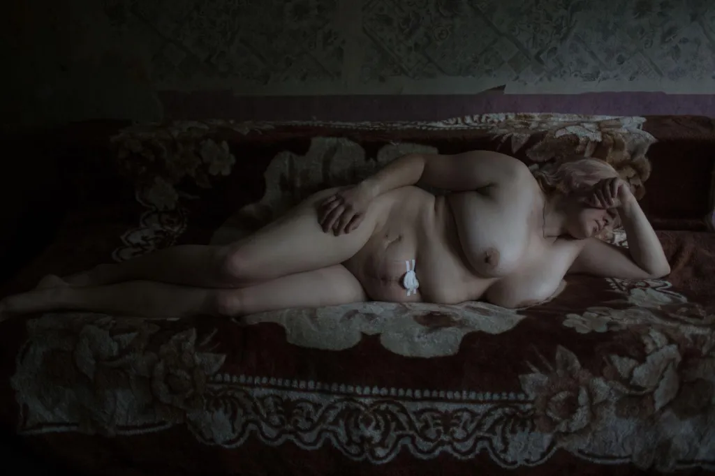 Nominace na vítěznou fotografii World Press Photo 2018 v kategorii Lidé. Petrohradská prostitutka ve svém apartmá.