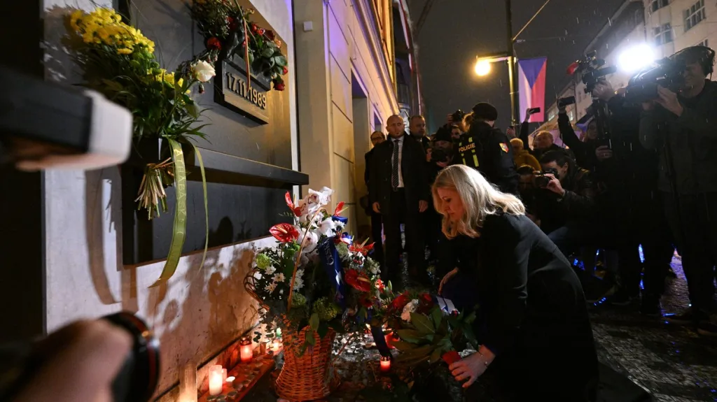 Zuzana Čaputová pokládá květiny k památníku Sametové revoluce, 16. 11. 2022