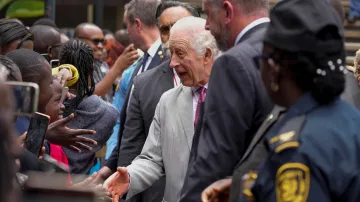 Karel III. se vítá s přihlížejícími v Nairobi