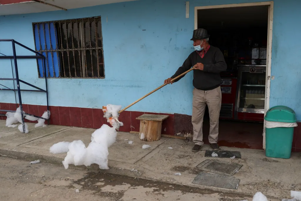 Kolumbijské město zalila bílá pěna z extrémně znečištěné řeky