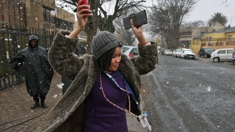 Obyvatelé Johannesburgu se radují ze sněhových vloček