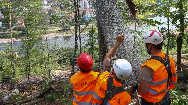 Sanace skalního převisu, odkud se utrhl balvan
