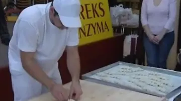 Pekař plete pletýnky