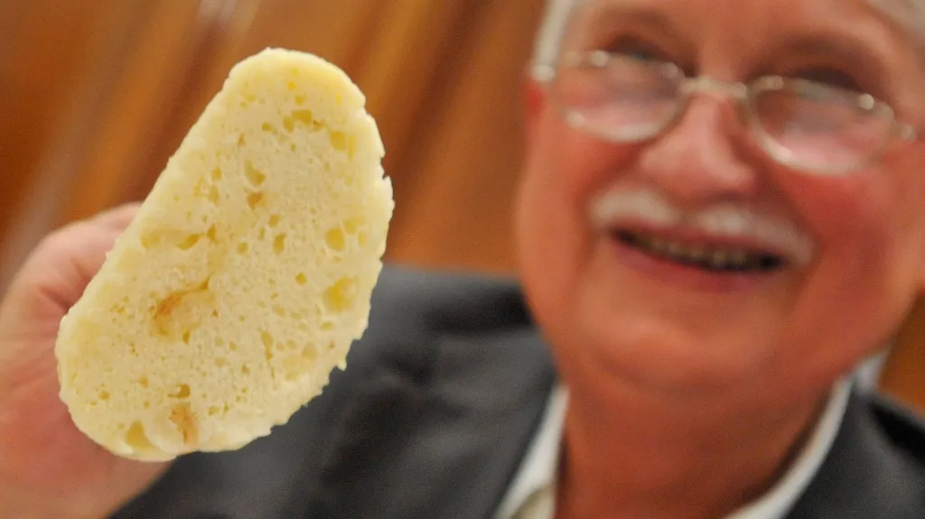Jiří Dienstbier v soutěži o nejlepší knedlík