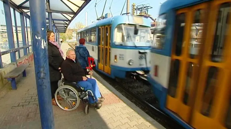 Do tramvaje v Ostravě smí pouze jeden kočárek nebo jeden vozík