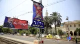 Plakáty s hesly "Konec vlády teroru" přímo vedle prezidentského paláce v Káhiře