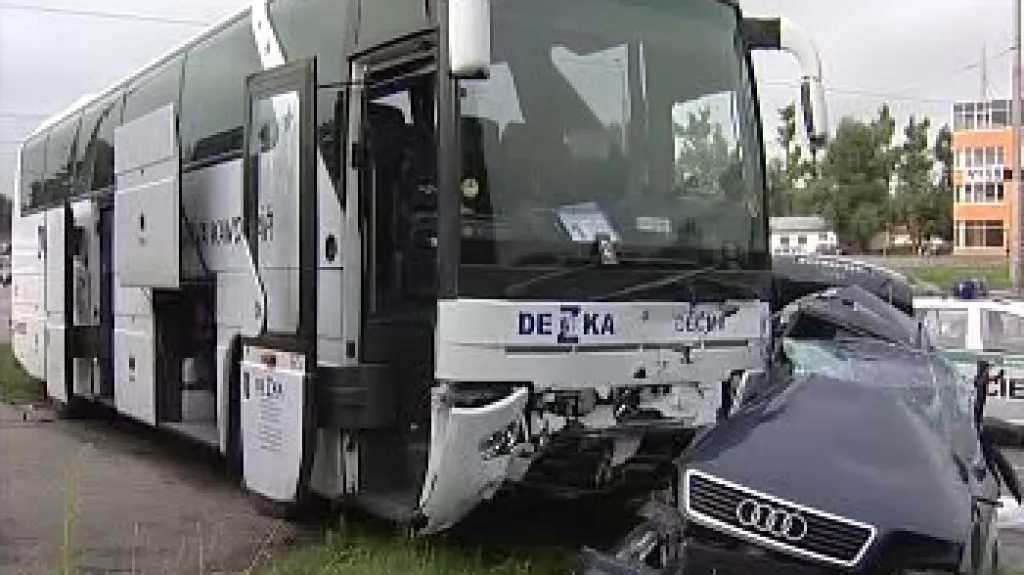 Srážka auta s autobusem