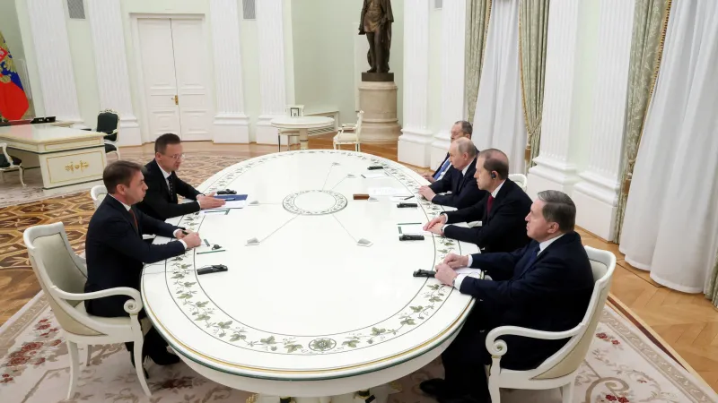 Péter Szijjártó na setkání v Moskvě v březnu 2026, u stolu sedí také Vladimir Putin a Sergej Lavrov