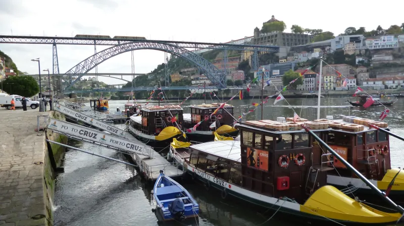 Portské nábřeží s konstrukcí železníčního a silničního mostu v pozadí