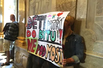 Brno poskytne dvacet sociálních bytů. Podle protestujících na zastupitelstvu je to málo