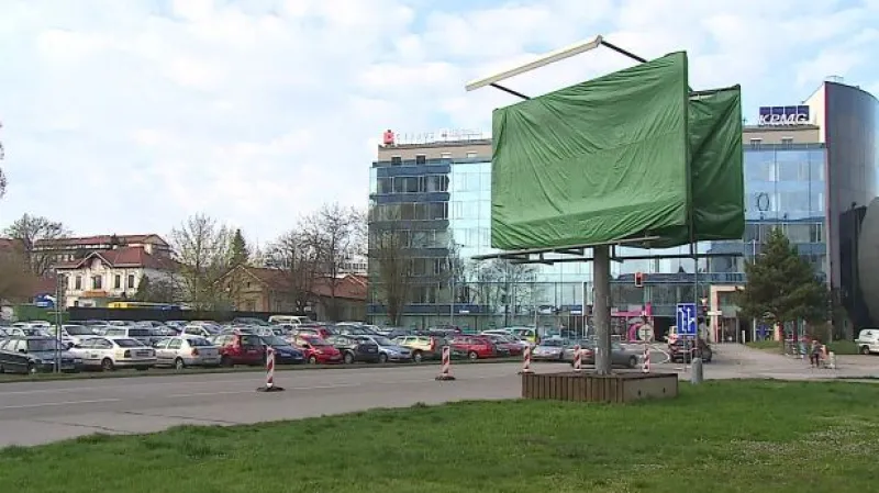 Bez komentáře: Úřady nechaly odstranit sporný billboard