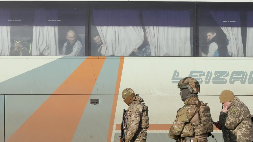 Vojáci střeží zajatce před jejich výměnou