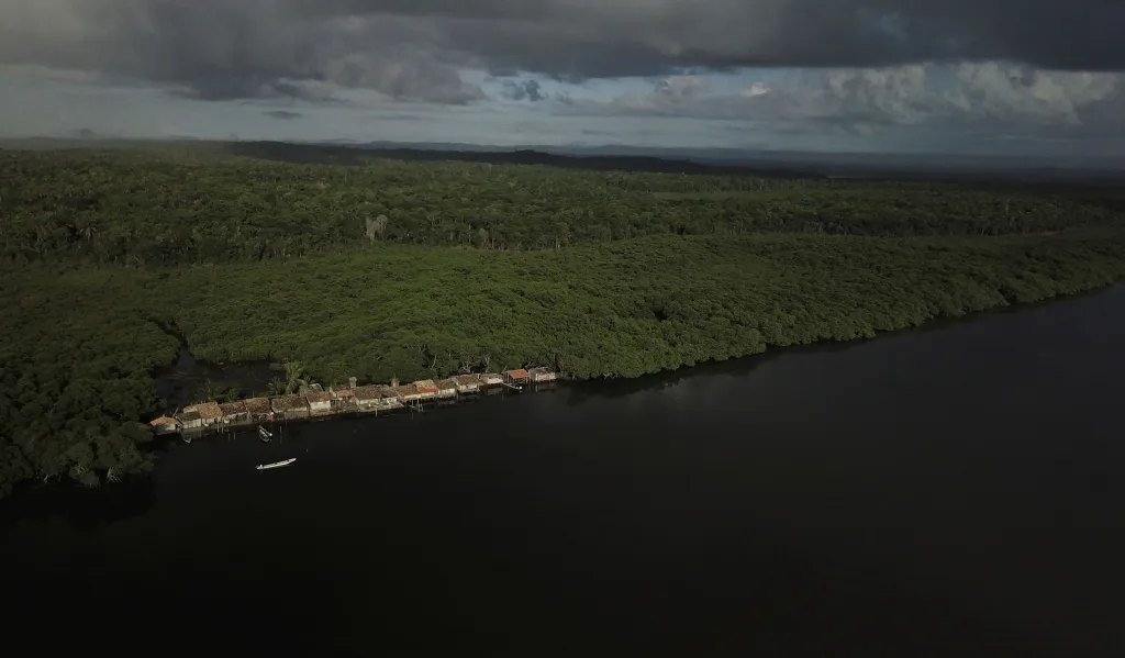 Pohled na deltu řeky Caratingui v kraji Bahia v Brazílii, kde žijí lidé, kteří se živí lovem krabů. Na snímku jsou bahenní domy