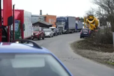 Policisté kontrolují kamiony před Přerovem. Do ucpaného města mají zákaz vjezdu