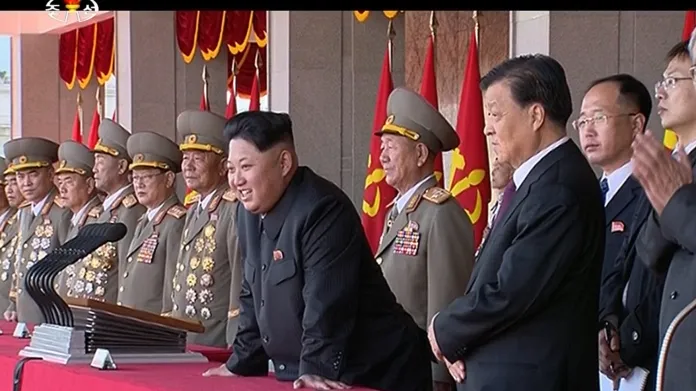 Kim Čong-un sleduje přehlídku při oslavách 70 let od vzniku KLDR