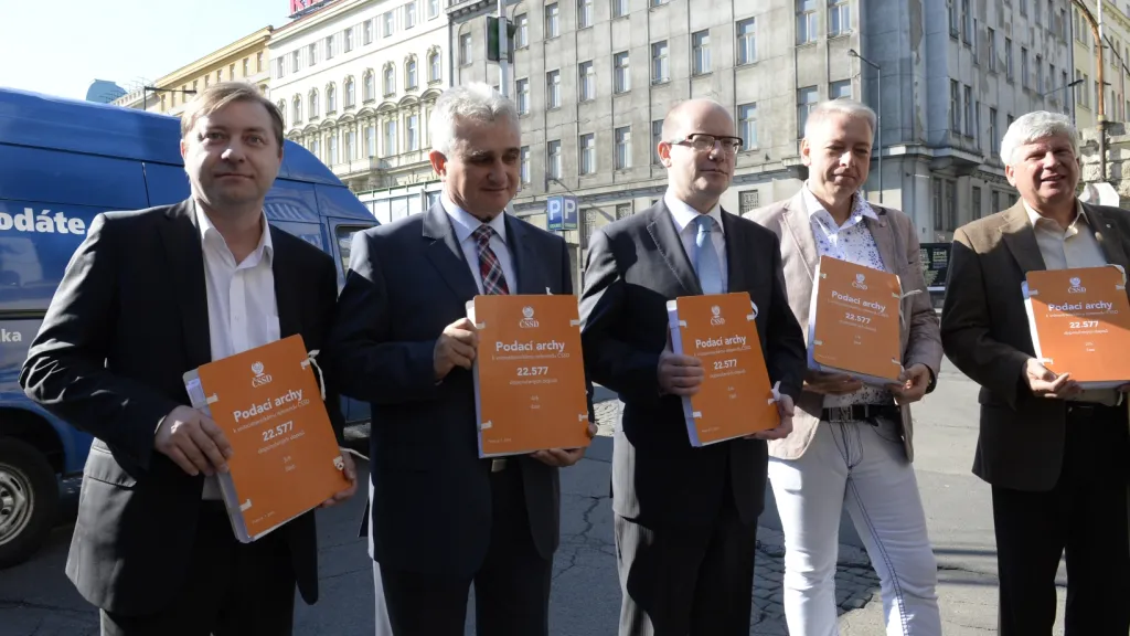 Vedení ČSSD odneslo podací archy na poštu