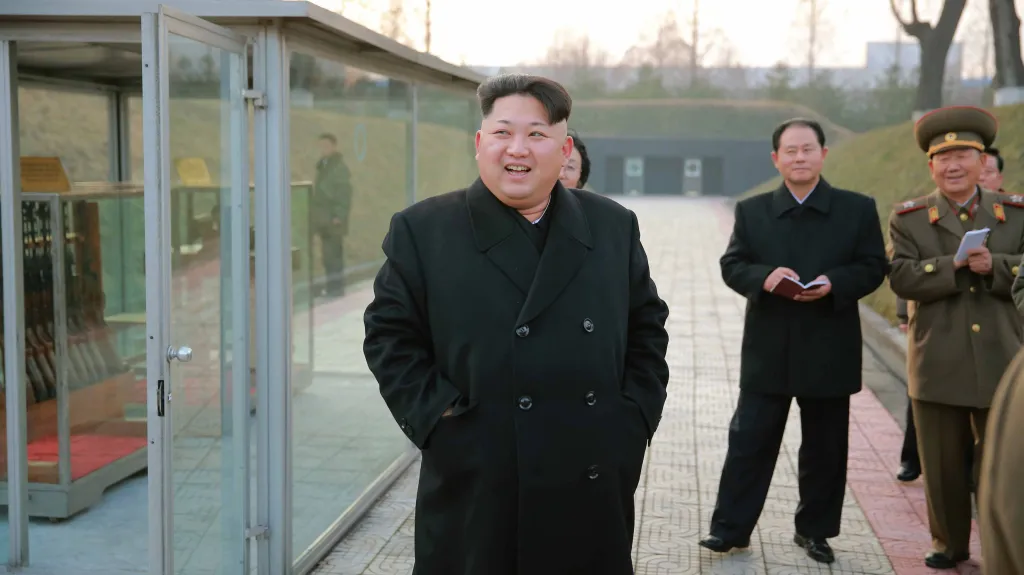 Kim Čong-un kouká na flinty ve vitrínách