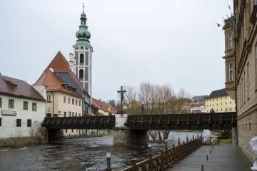 Lazebnický most v Českém Krumlově se uzavřel dopravě i chodcům. Česká ho oprava