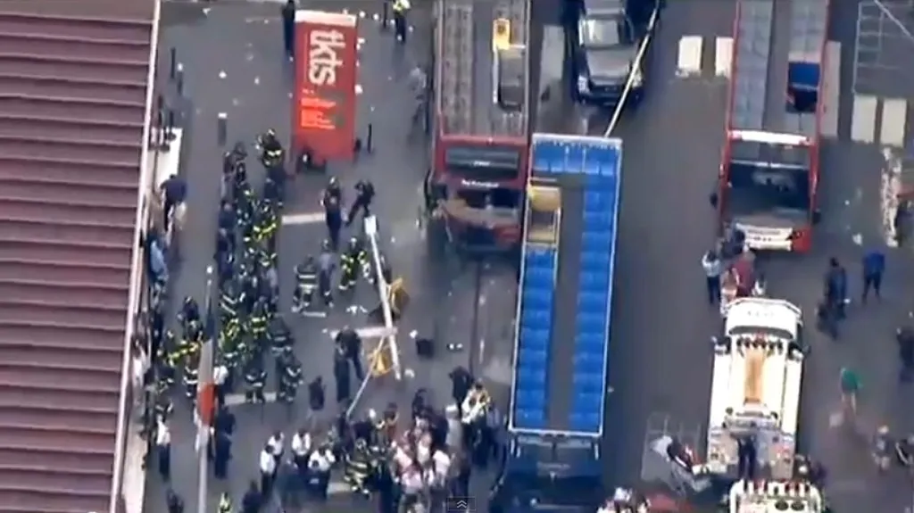 Srážka autobusů na Times Square