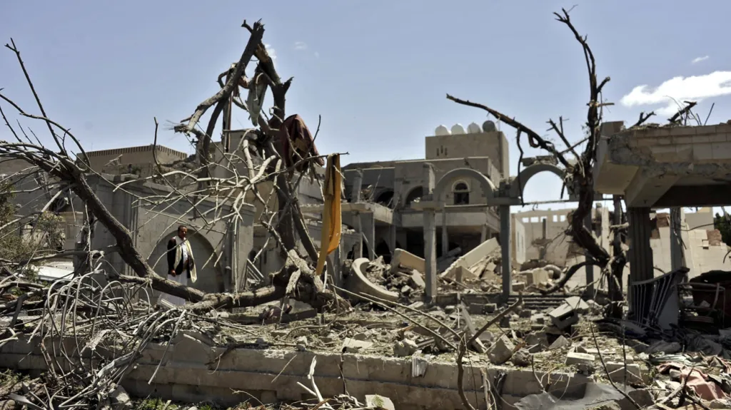 Trosky prezidentského sídla v jemenské metropoli Saná