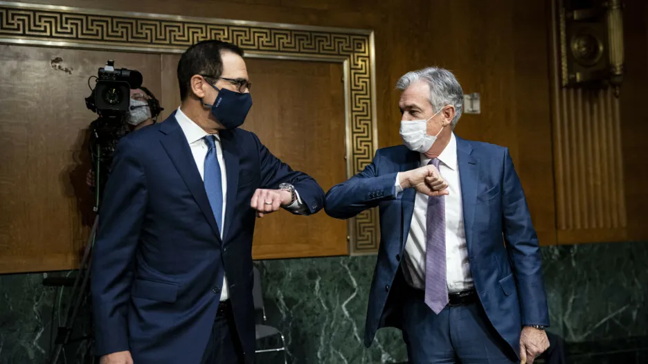 Ministr financí Mnuchin a šéf Fedu Powell (zleva) se zdraví při jednání bankovního výboru Senátu