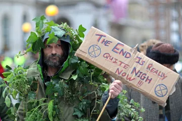 Dluhy-Smith: S „liberálním“ řádem k dokonalému světu? Nevyřešil rasismus ani krizi životního prostředí