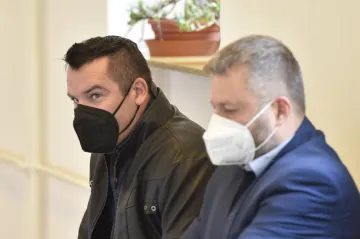 Muž strhnul řidičce volant do protisměru. Soud mu zpřísnil trest na 15 let za pokus o vraždu