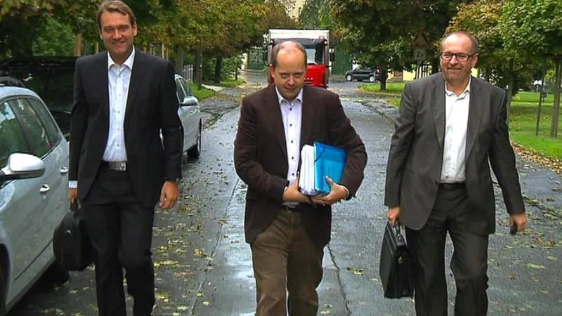 Rebelující poslanci přicházejí na schůzku