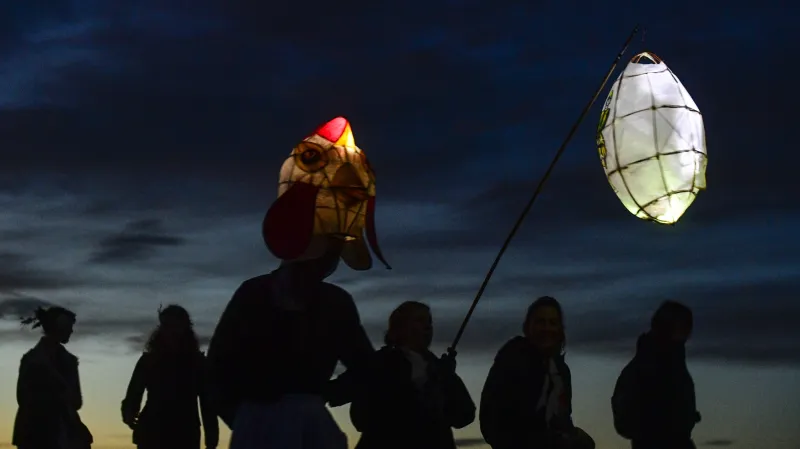 Tradiční masopustní průvod na cestě z Roztok u Prahy do Únětic.