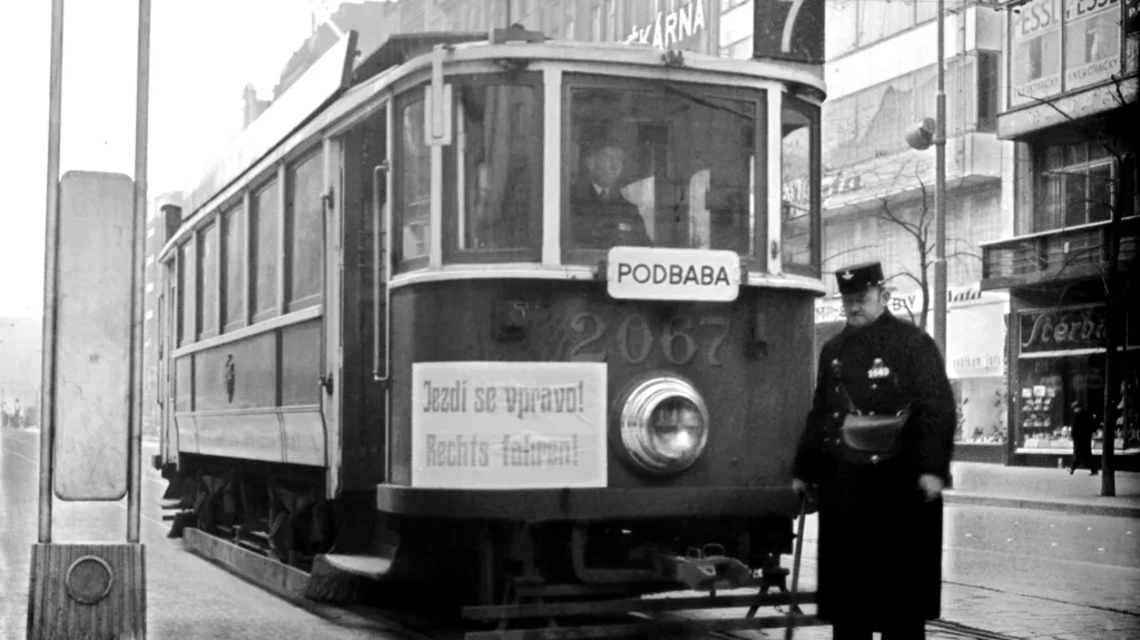 Chodce upozorňovaly i nápisy na tramvajích
