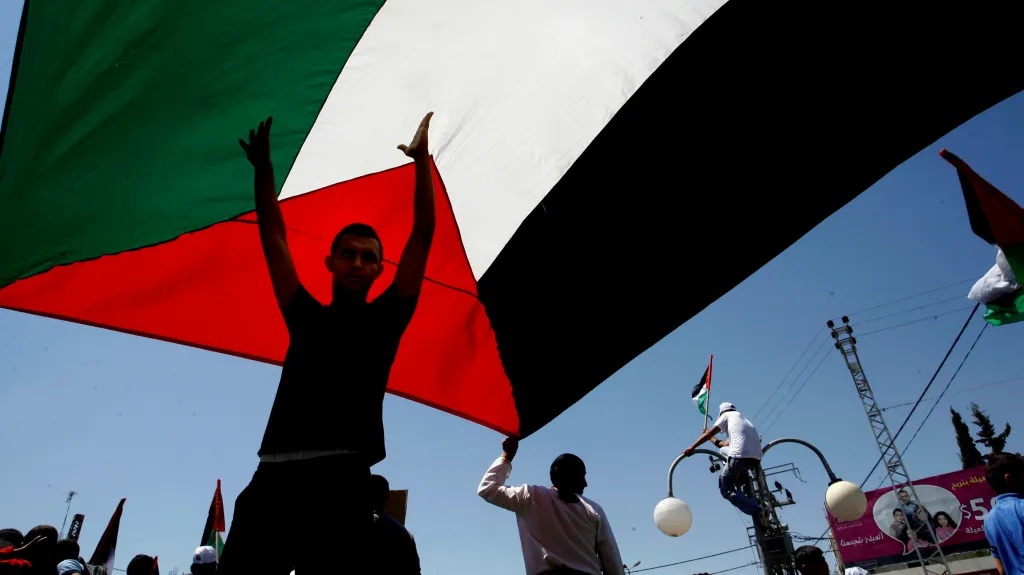 Muž s palestinskou vlajkou