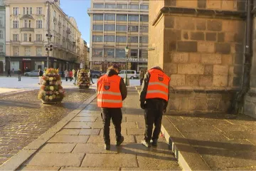 Dřív mezi lidi bez domova patřil. Teď jim muž v Plzni pomáhá, popsali Reportéři ČT