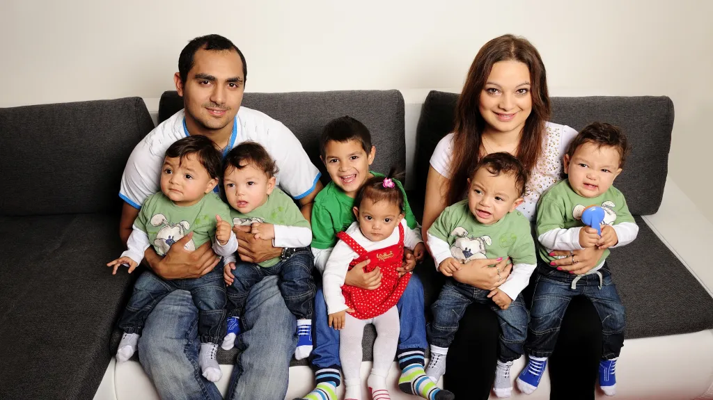 Alexandra Kiňová a Antonín Kroščen s paterčaty a starším synem Antoniem